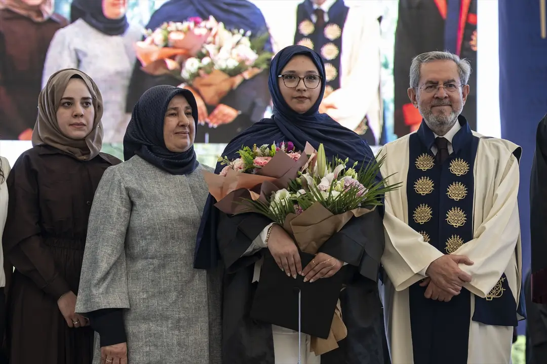 Enkazdan 248'inci saatte kurtarılan Aleyna, üniversiteden mezun oldu
