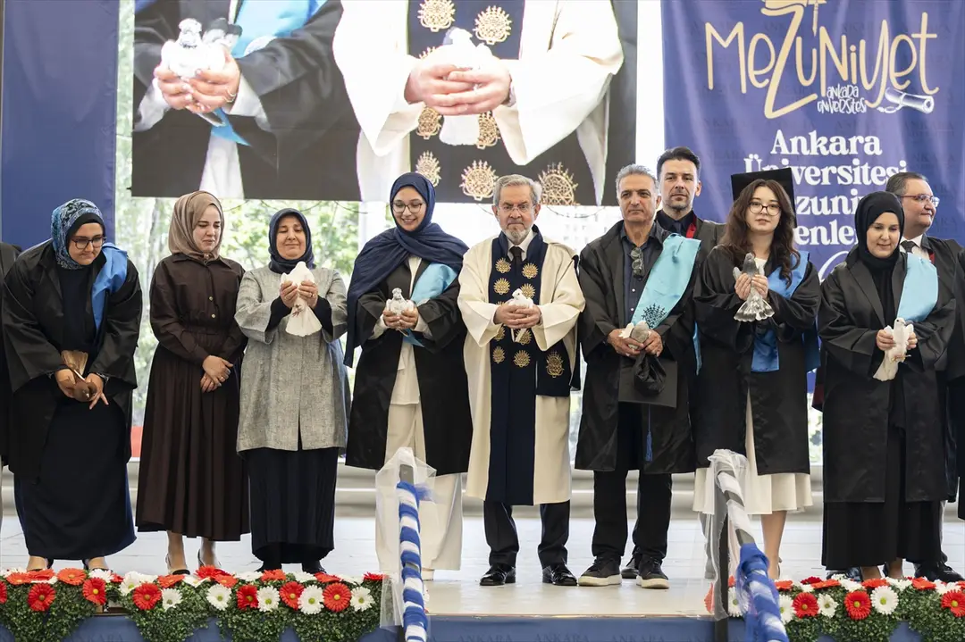 Enkazdan 248'inci saatte kurtarılan Aleyna, üniversiteden mezun oldu