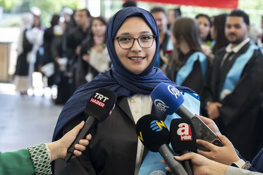 Enkazdan 248'inci saatte kurtarılan Aleyna, üniversiteden mezun oldu