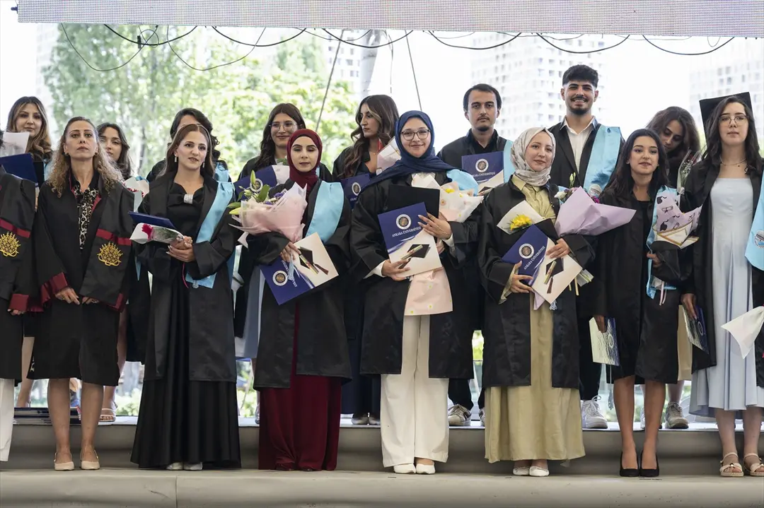 Enkazdan 248'inci saatte kurtarılan Aleyna, üniversiteden mezun oldu