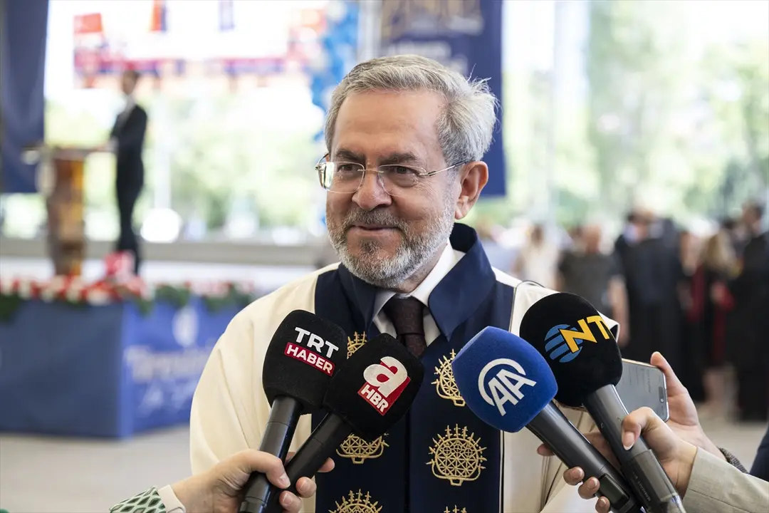 Enkazdan 248'inci saatte kurtarılan Aleyna, üniversiteden mezun oldu