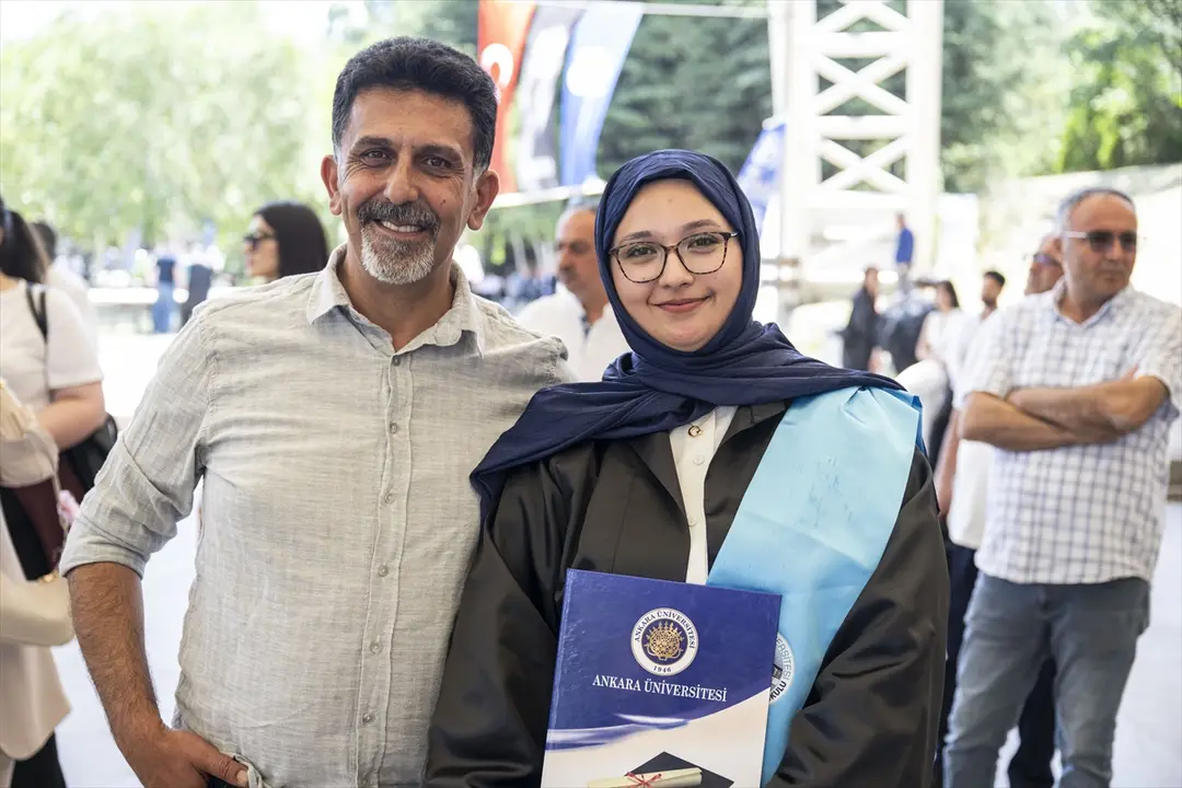 Enkazdan 248'inci saatte kurtarılan Aleyna, üniversiteden mezun oldu