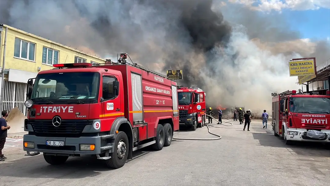 Kayseri'de hurdalıkta çıkan yangın söndürüldü