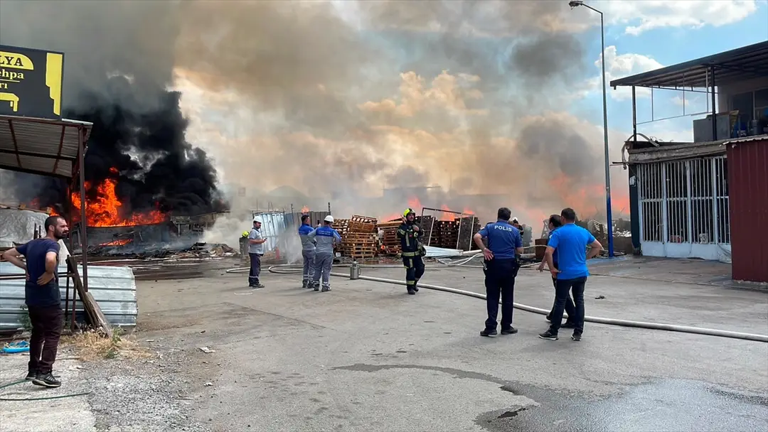 Kayseri'de hurdalıkta çıkan yangın söndürüldü