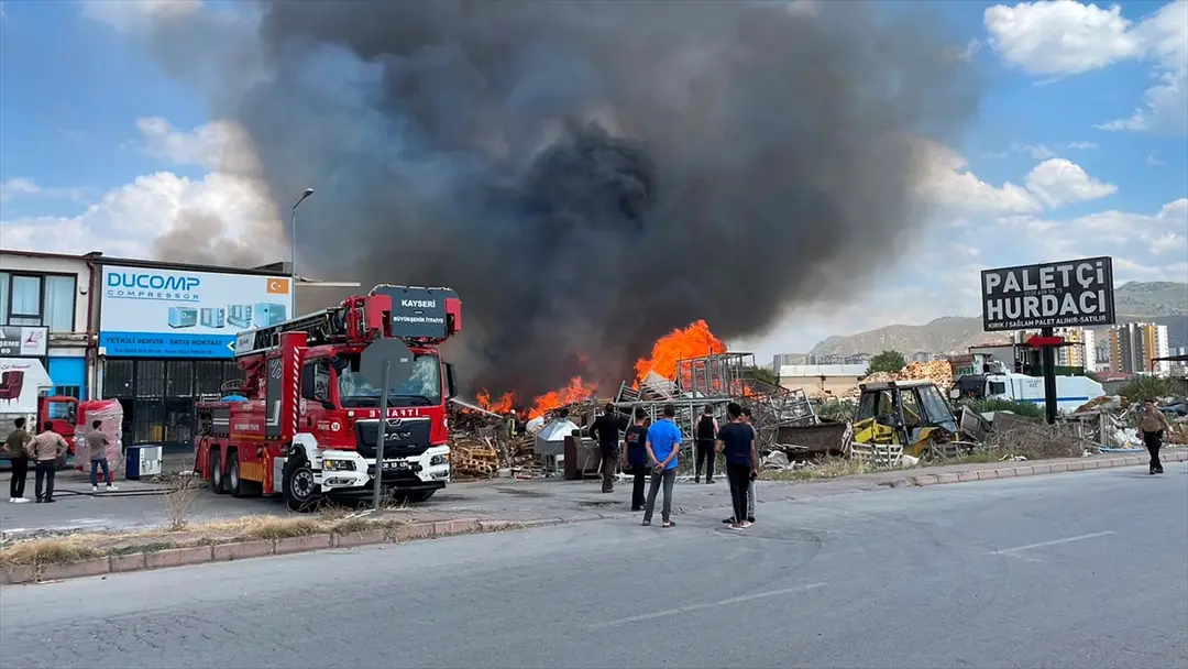 Kayseri'de hurdalıkta çıkan yangın söndürüldü