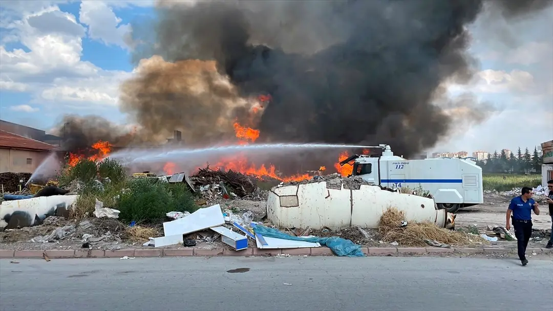 Kayseri'de hurdalıkta çıkan yangın söndürüldü