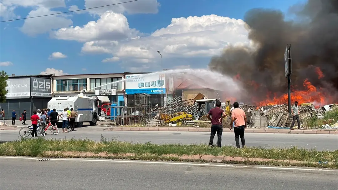 Kayseri'de hurdalıkta çıkan yangın söndürüldü