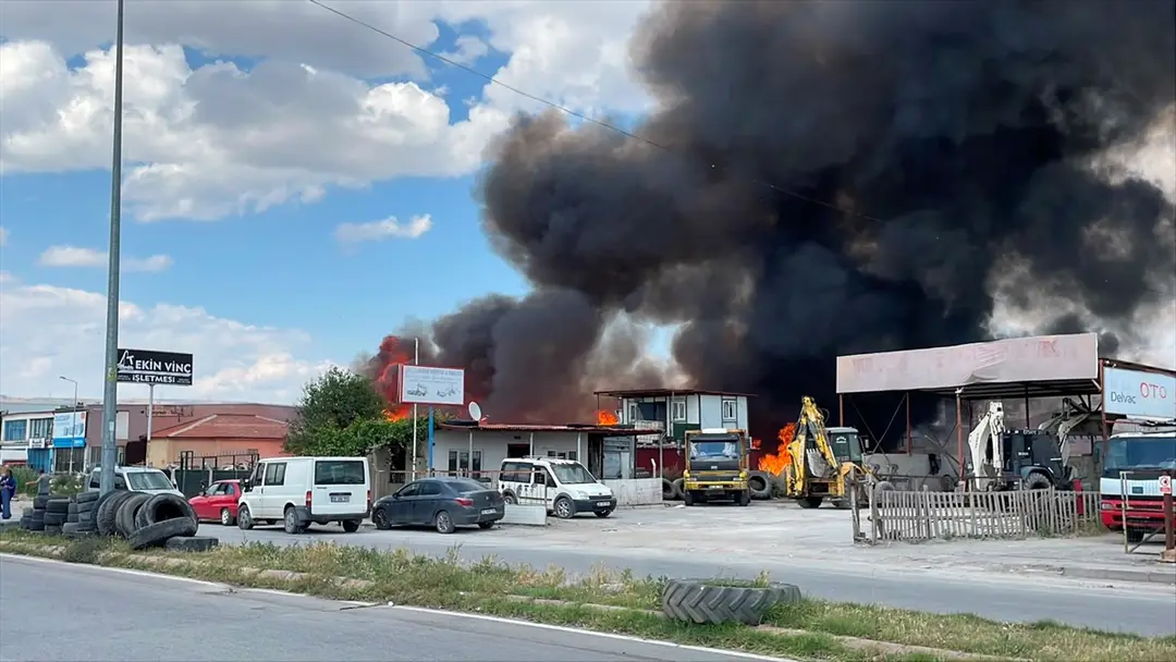 Kayseri'de hurdalıkta çıkan yangın söndürüldü