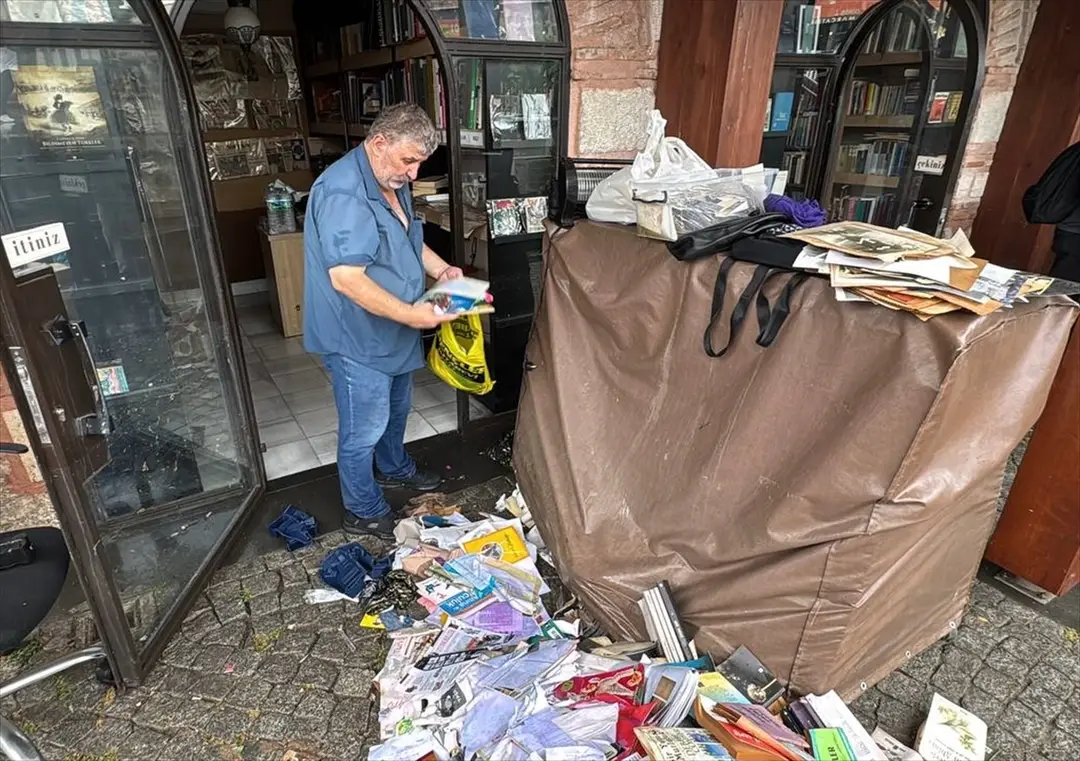 İstanbul'da sağanak nedeniyle Üsküdar Sahaflar Çarşısı'nı su bastı