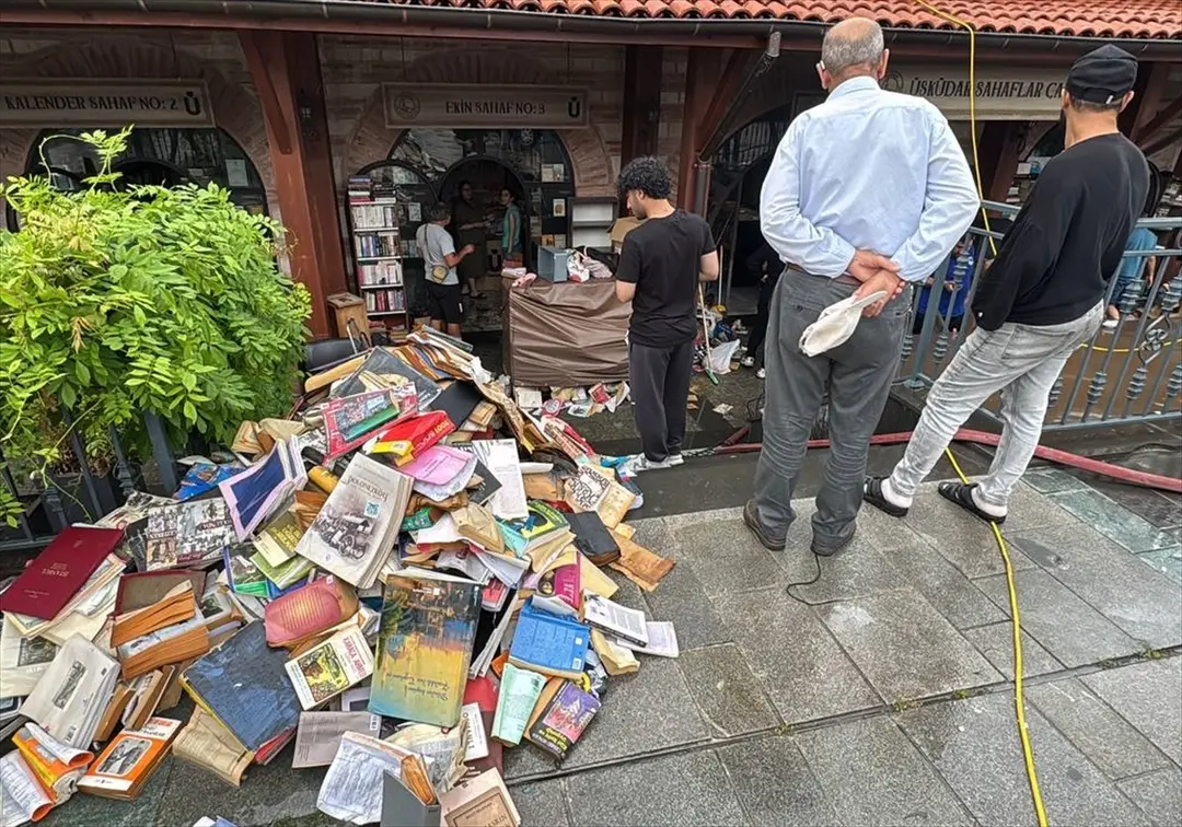 İstanbul'da sağanak nedeniyle Üsküdar Sahaflar Çarşısı'nı su bastı