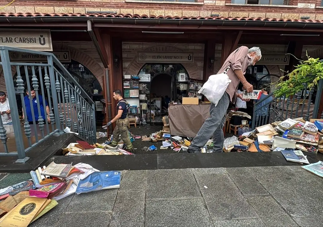 İstanbul'da sağanak nedeniyle Üsküdar Sahaflar Çarşısı'nı su bastı