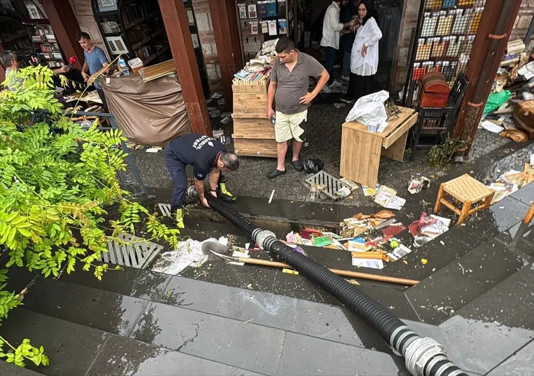İstanbul'da sağanak nedeniyle Üsküdar Sahaflar Çarşısı'nı su bastı