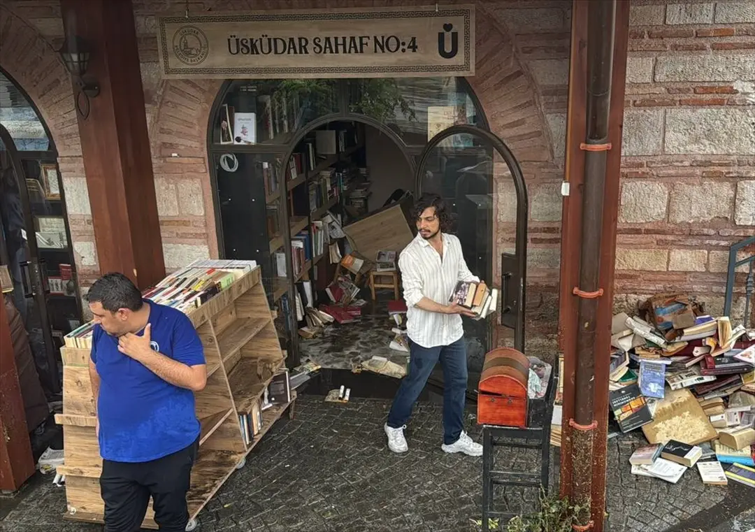 İstanbul'da sağanak nedeniyle Üsküdar Sahaflar Çarşısı'nı su bastı