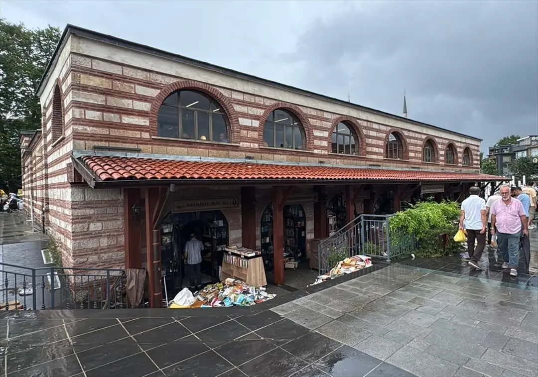 İstanbul'da sağanak nedeniyle Üsküdar Sahaflar Çarşısı'nı su bastı