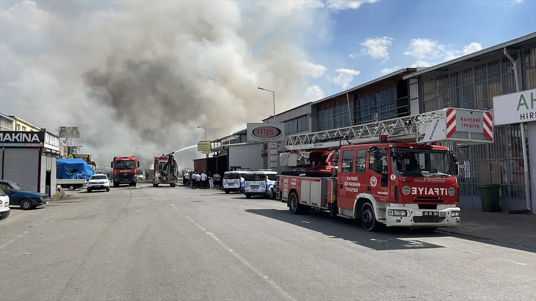 Kayseri'de hurdalıkta çıkan yangın söndürüldü