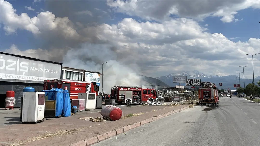 Kayseri'de hurdalıkta çıkan yangın söndürüldü