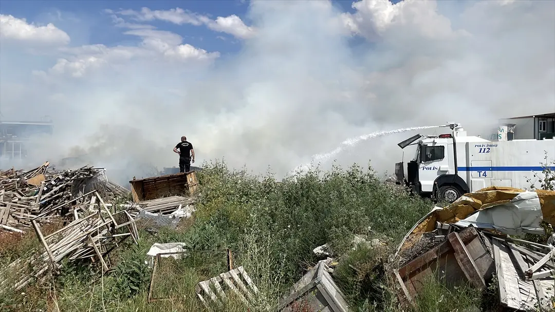 Kayseri'de hurdalıkta çıkan yangın söndürüldü