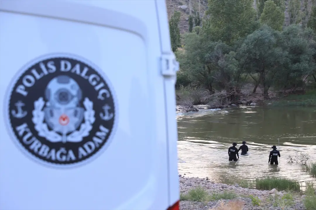 Kayseri'de boğulma tehlikesi geçiren oğlu için ırmağa giren baba kayboldu