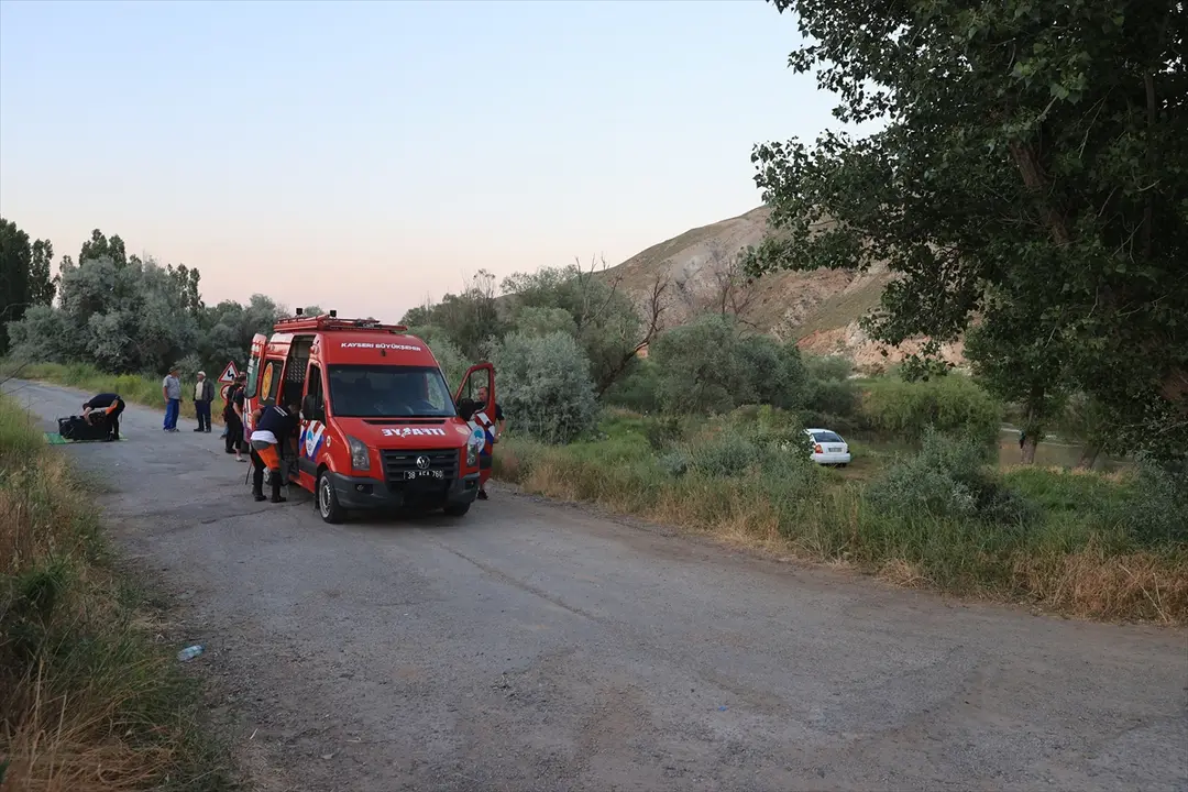 Kayseri'de boğulma tehlikesi geçiren oğlu için ırmağa giren baba kayboldu