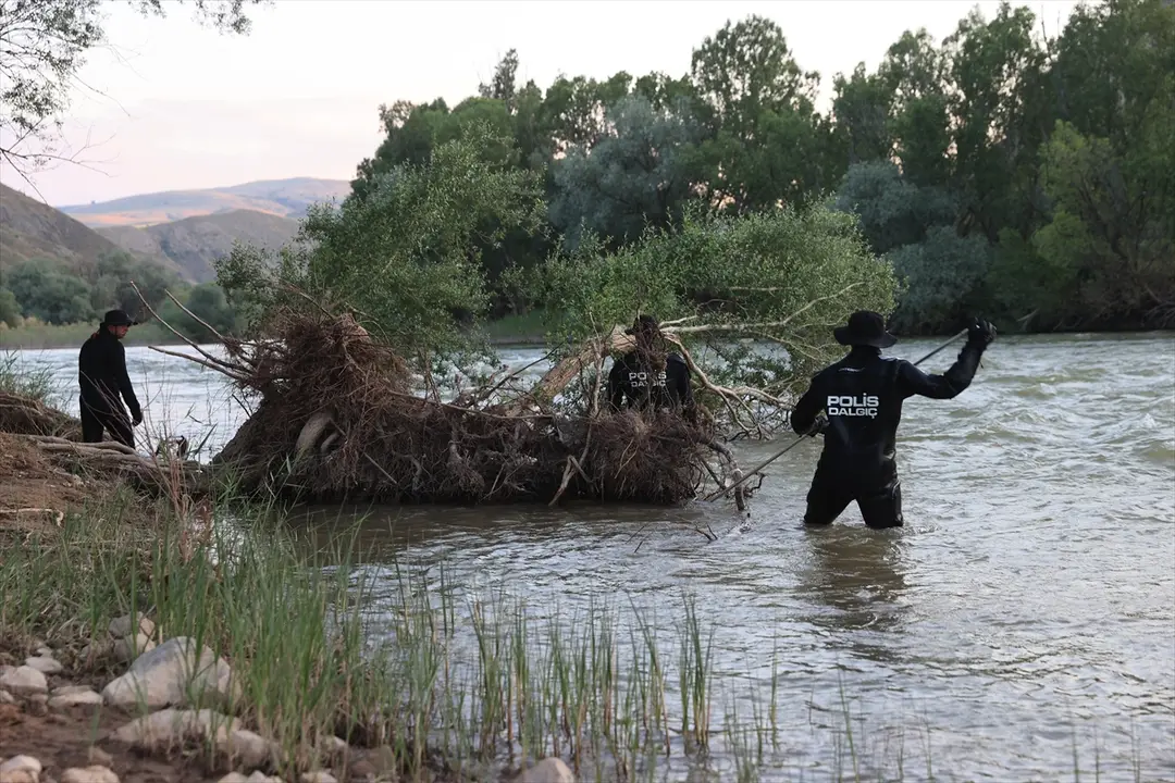 Kayseri'de boğulma tehlikesi geçiren oğlu için ırmağa giren baba kayboldu