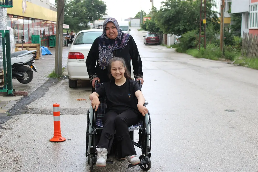 Üniversite öğrencilerinden özel gereksinimli bireylere tekerlekli sandalye hediyesi