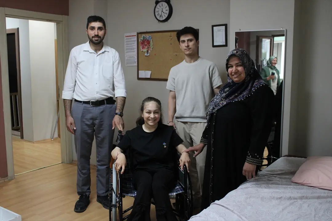 Üniversite öğrencilerinden özel gereksinimli bireylere tekerlekli sandalye hediyesi