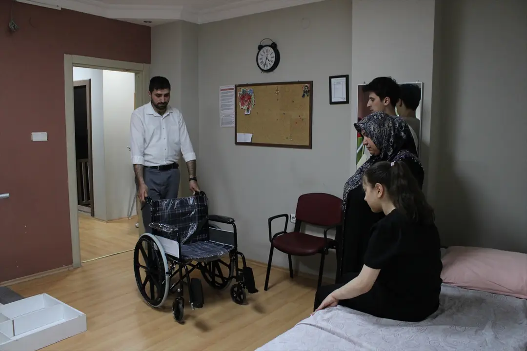 Üniversite öğrencilerinden özel gereksinimli bireylere tekerlekli sandalye hediyesi