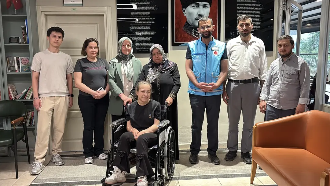 Üniversite öğrencilerinden özel gereksinimli bireylere tekerlekli sandalye hediyesi