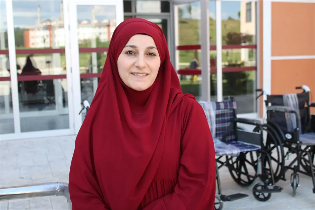 Üniversite öğrencilerinden özel gereksinimli bireylere tekerlekli sandalye hediyesi