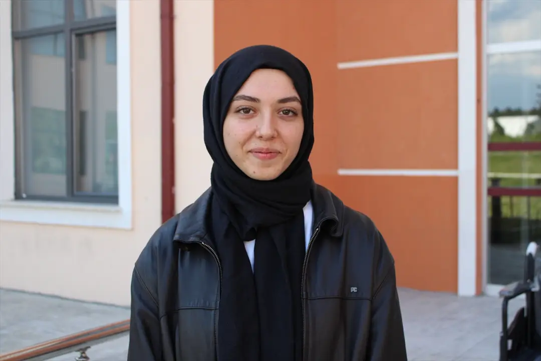 Üniversite öğrencilerinden özel gereksinimli bireylere tekerlekli sandalye hediyesi