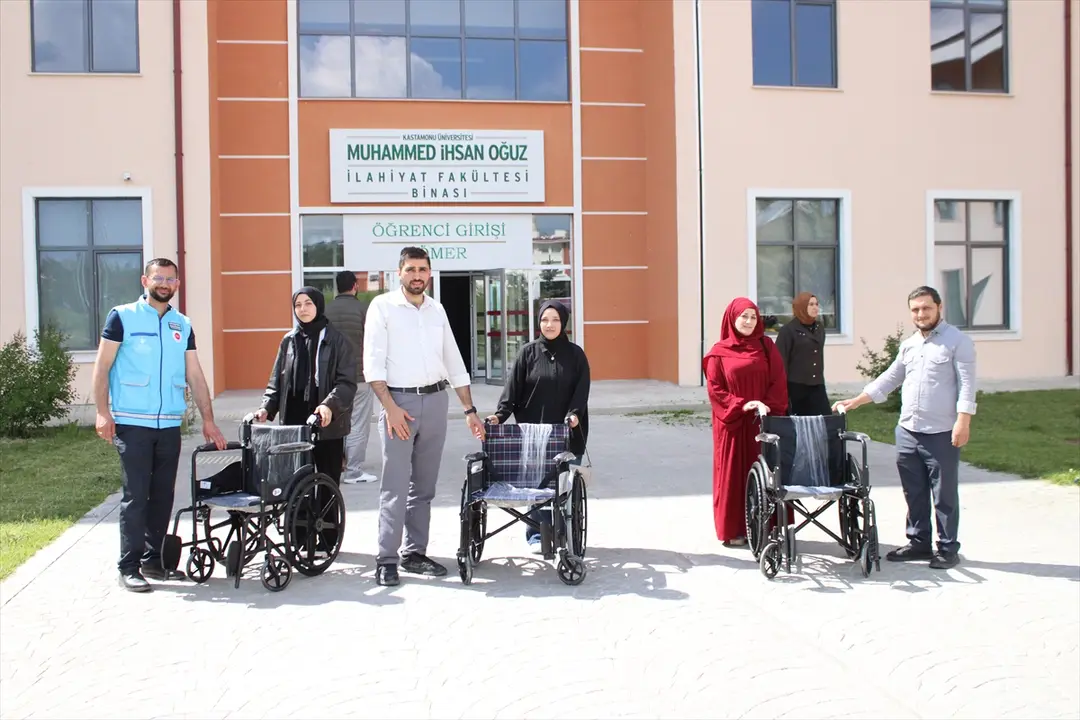 Üniversite öğrencilerinden özel gereksinimli bireylere tekerlekli sandalye hediyesi