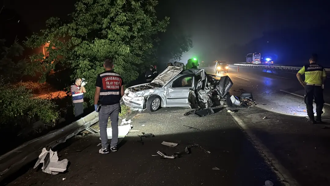 Anadolu Otoyolu'nda tırın arızalanan otomobile çarpması sonucu 1 çocuk öldü, 3 kişi yaralandı