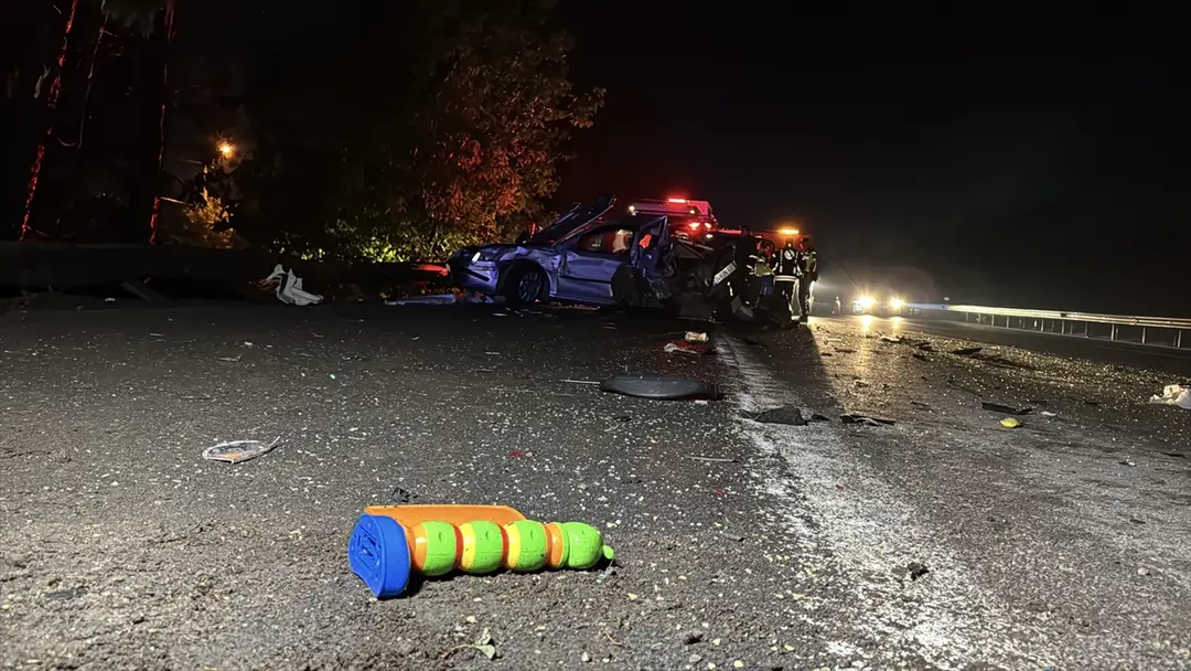 Anadolu Otoyolu'nda tırın arızalanan otomobile çarpması sonucu 1 çocuk öldü, 3 kişi yaralandı