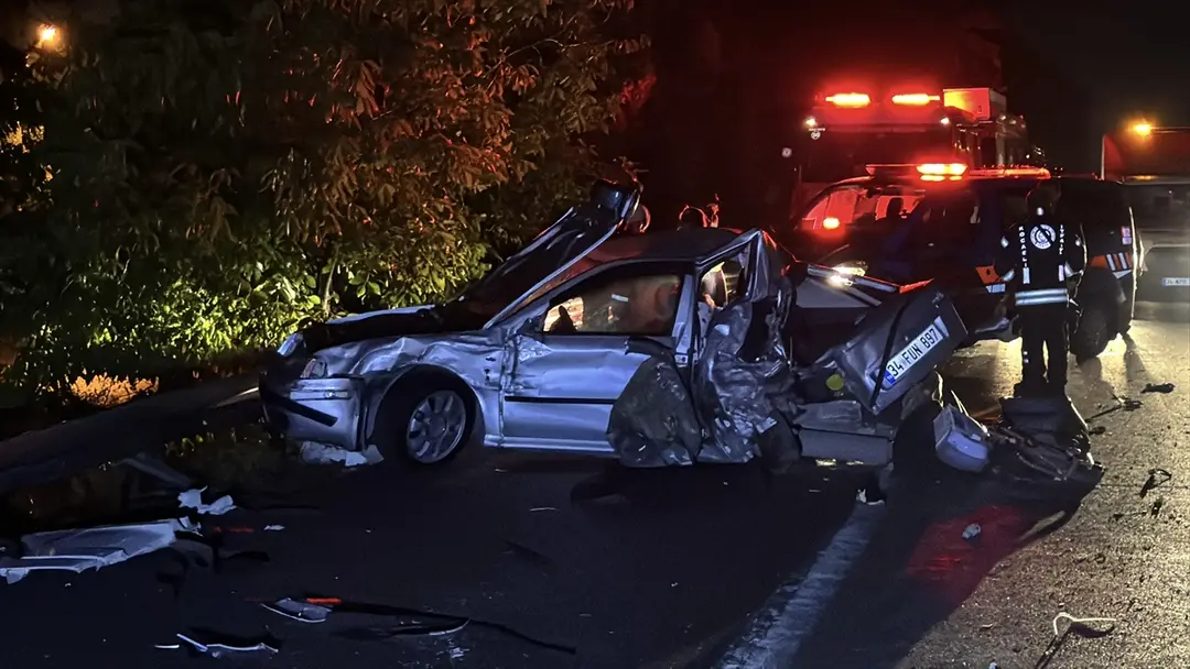 Anadolu Otoyolu'nda tırın arızalanan otomobile çarpması sonucu 1 çocuk öldü, 3 kişi yaralandı