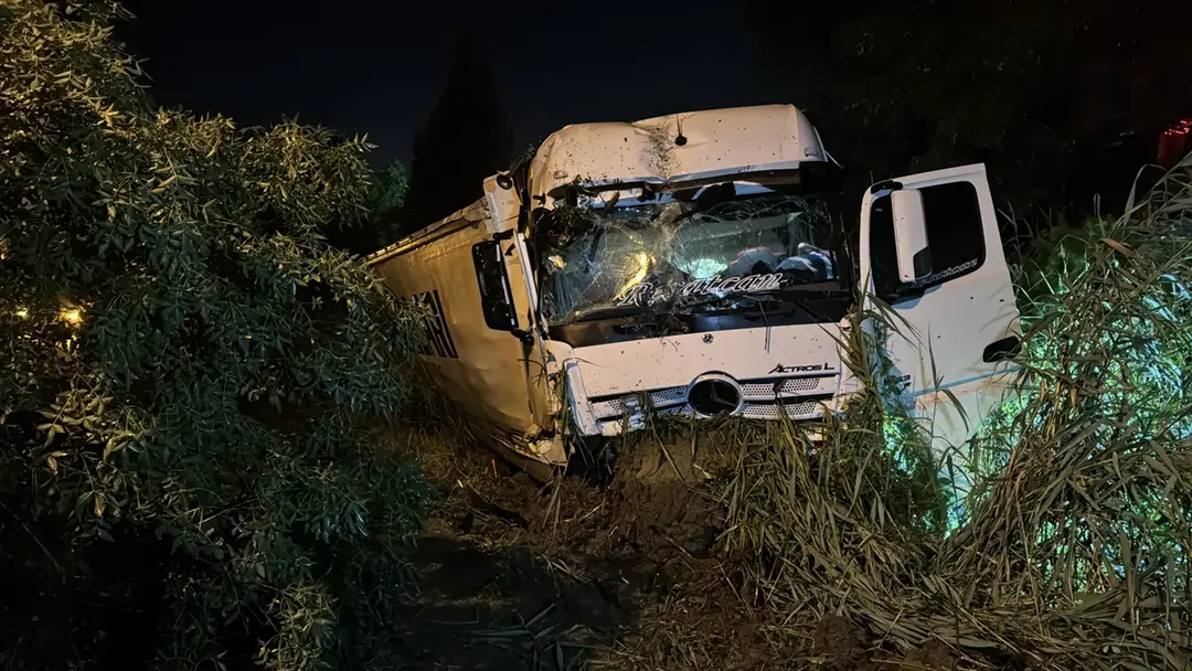Anadolu Otoyolu'nda tırın arızalanan otomobile çarpması sonucu 1 çocuk öldü, 3 kişi yaralandı