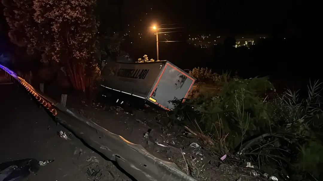 Anadolu Otoyolu'nda tırın arızalanan otomobile çarpması sonucu 1 çocuk öldü, 3 kişi yaralandı