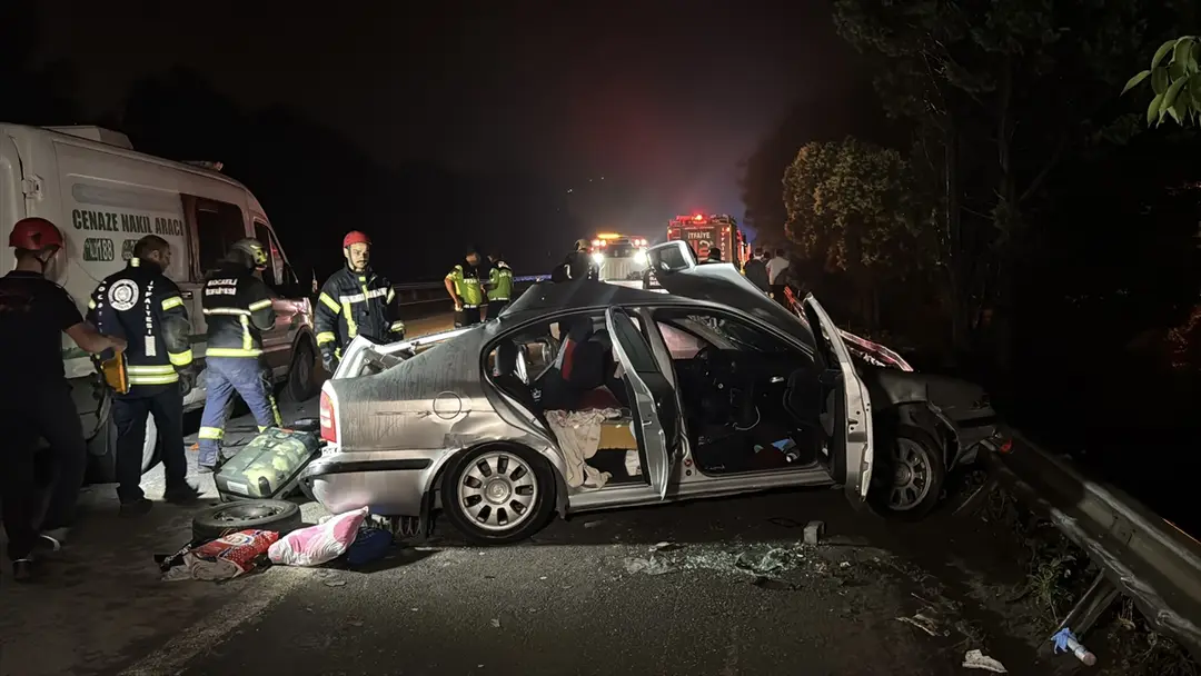 Anadolu Otoyolu'nda tırın arızalanan otomobile çarpması sonucu 1 çocuk öldü, 3 kişi yaralandı