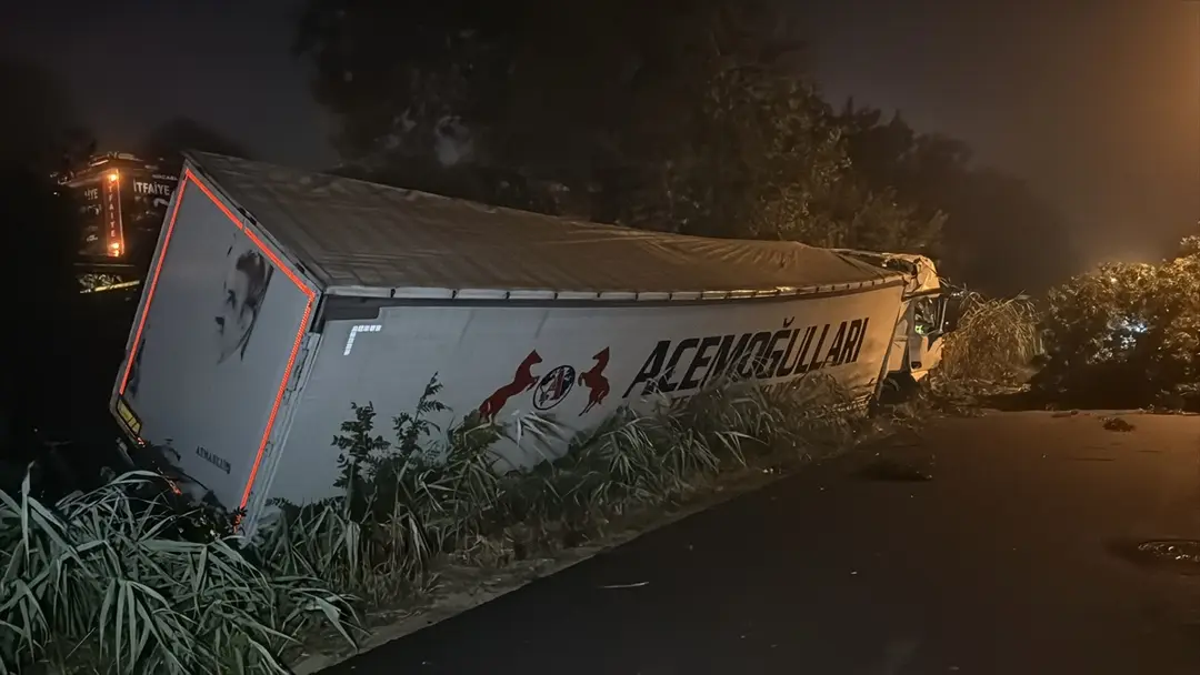 Anadolu Otoyolu'nda tırın arızalanan otomobile çarpması sonucu 1 çocuk öldü, 3 kişi yaralandı