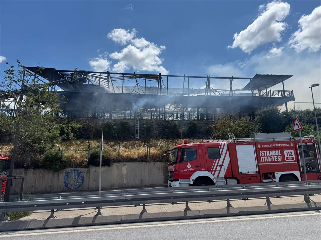 Maltepe'de restoranda çıkan yangın söndürüldü