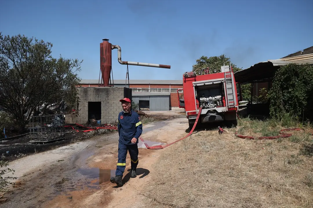 Yunanistan'da yangın fabrikalara sıçradı