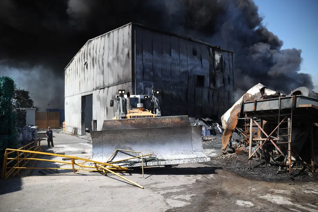 Yunanistan'da yangın fabrikalara sıçradı