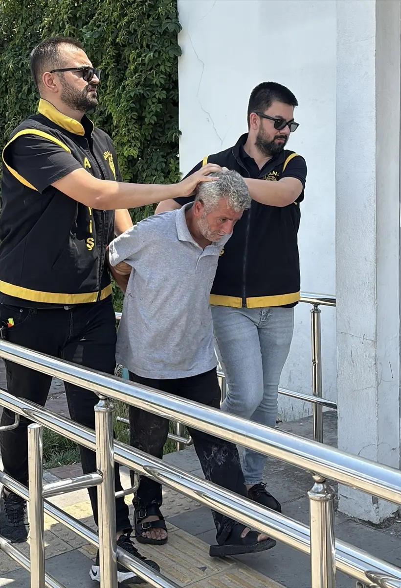 Adana'da mağazadan altın sandığı imitasyon takıları çalıp kaçan zanlı yakalandı