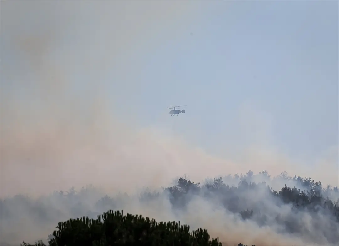 Balıkesir'in Altıeylül ilçesinde çıkan orman yangınına müdahale ediliyor