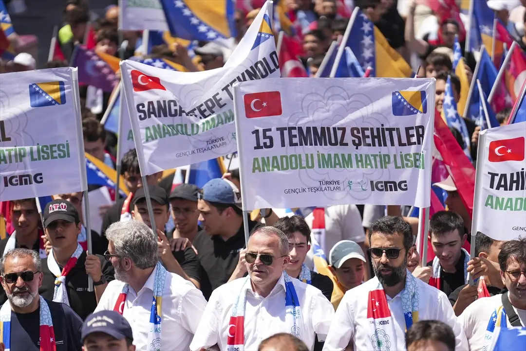Liseliler Srebrenitsa Soykırımı anma etkinliklerine katılmak üzere Bosna Hersek'e gitti