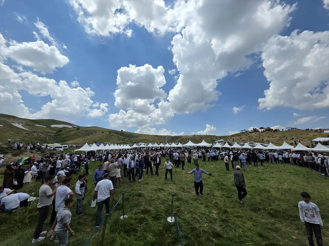 Vali Çelik: Çotla Festivali'nde ata bindim, ot biçtim
