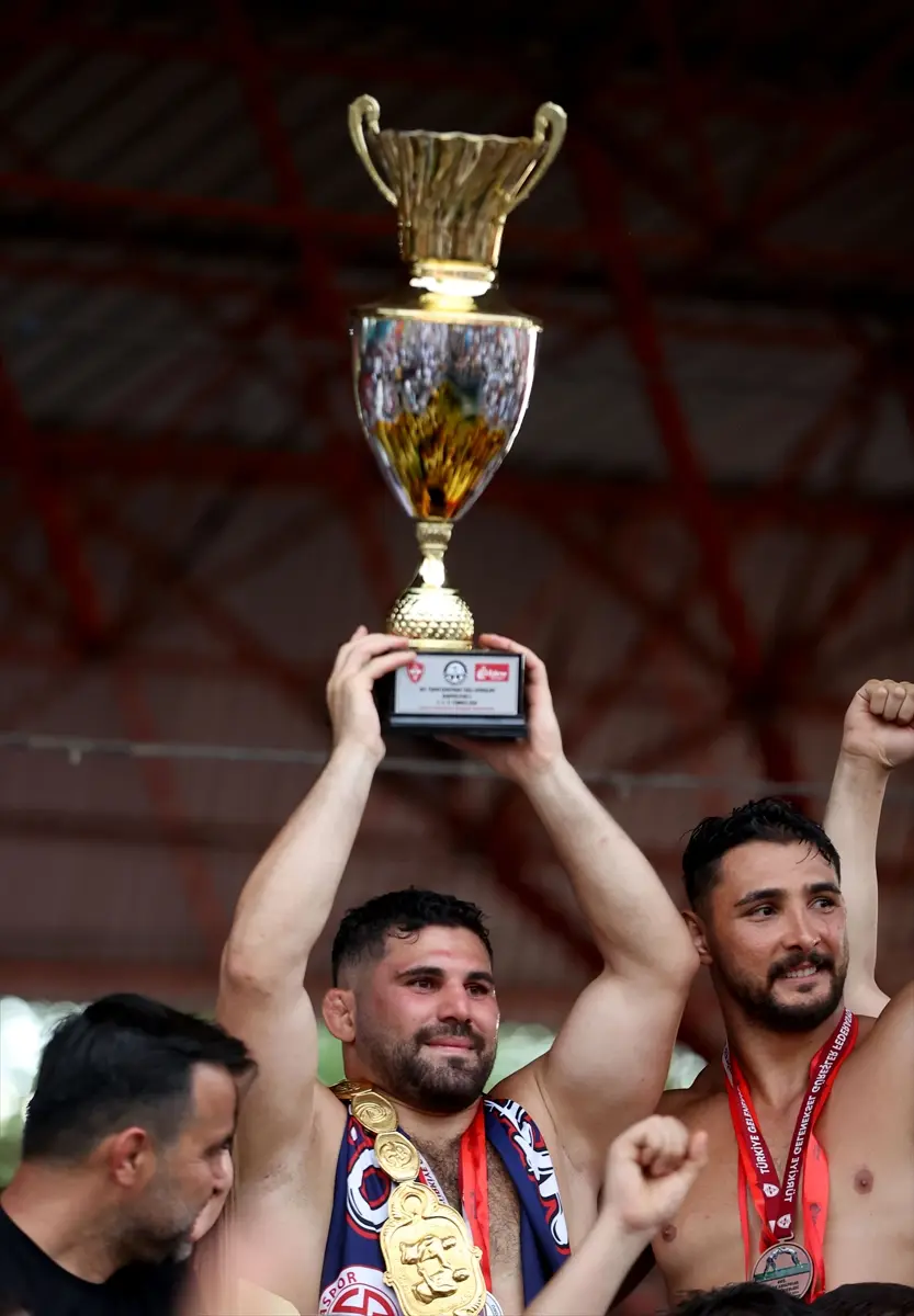Erkan Taş: Kırkpınar başpehlivanı altın kemeri taktı