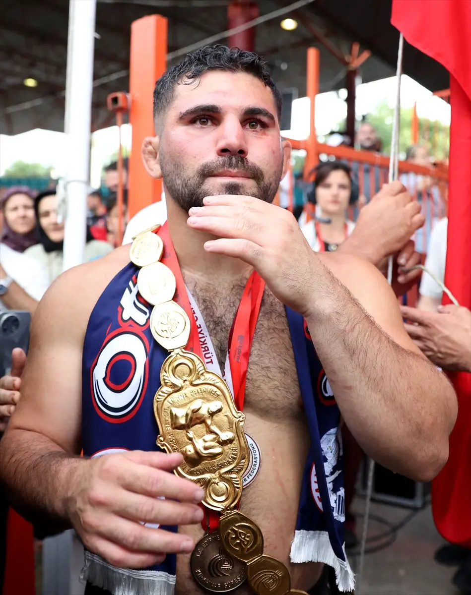 Erkan Taş: Kırkpınar başpehlivanı altın kemeri taktı
