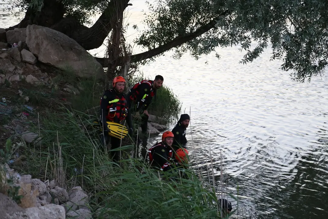 Sivas'ta Kızılırmak'a giren kayboldu