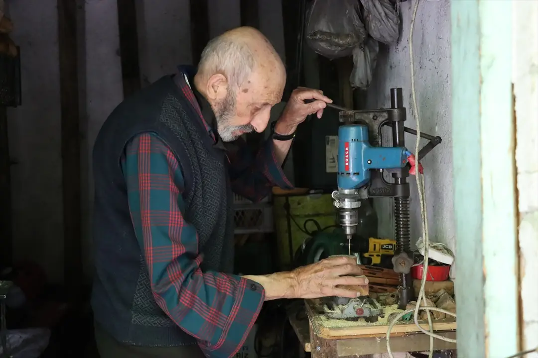 84 yaşındaki emekli memur atık malzemelerle çocukluk oyuncaklarını yaşatıyor