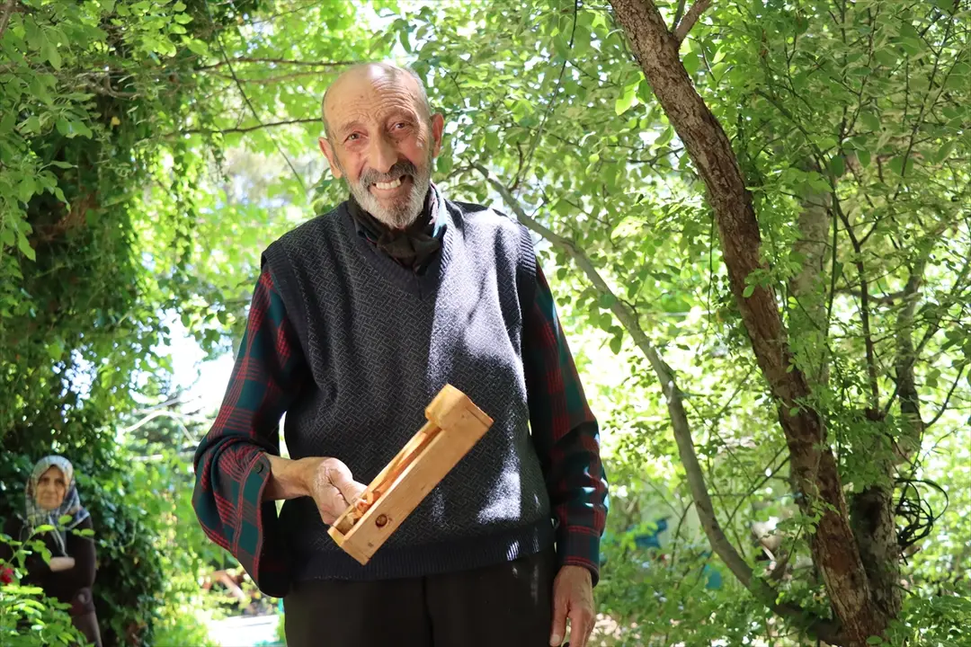84 yaşındaki emekli memur atık malzemelerle çocukluk oyuncaklarını yaşatıyor